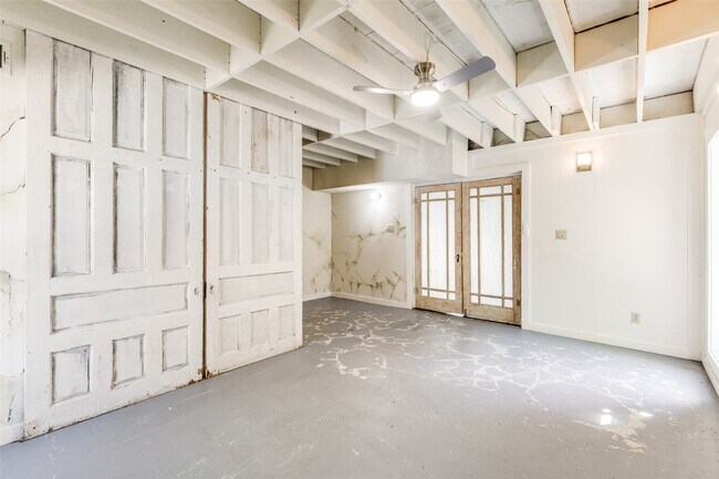 Building Photo - 1005 Center Cir