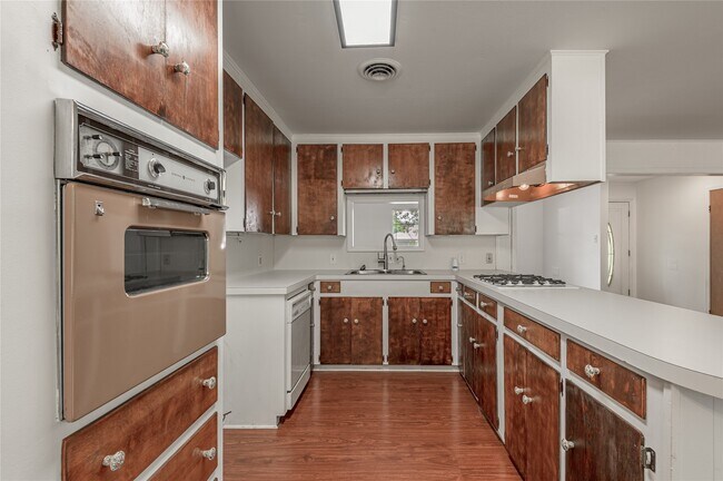 Building Photo - 2528 Ave N 1/2