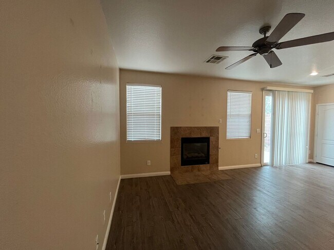 Building Photo - BEAUTIFUL 3 BEDROOM HOME IN THE VISTAS IN SUMMERLIN!