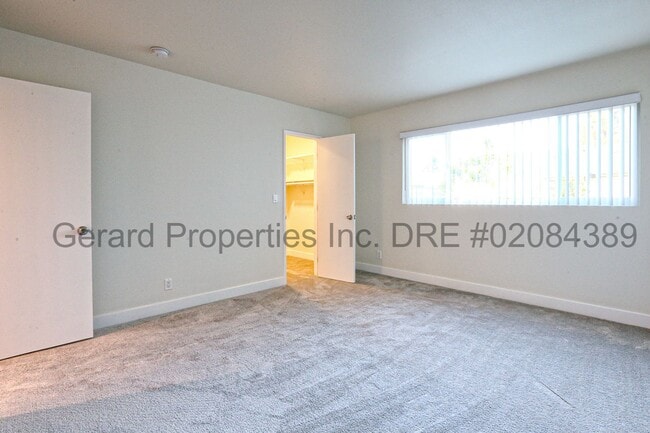 Building Photo - 3 bedroom Townhome with downstairs primary...