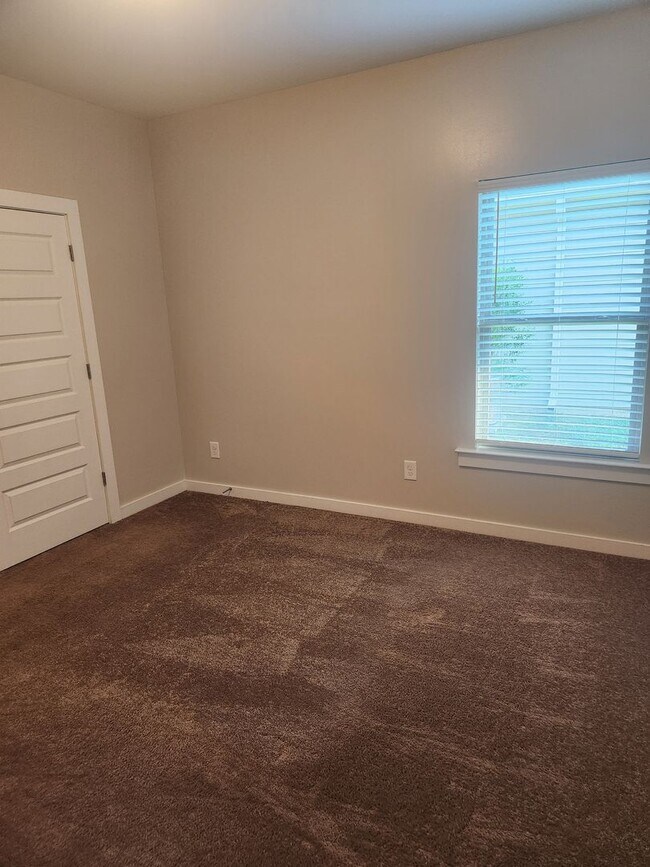 Building Photo - Nice 3 Bed 2 Bath House! Available Now!