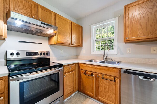 Building Photo - Great 4 bedroom home in South Durham right off S. Roxboro:  Available August 10th