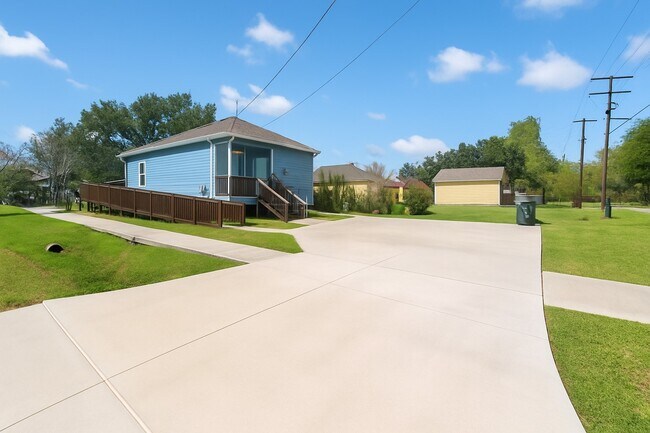 Building Photo - 649 W 18th St