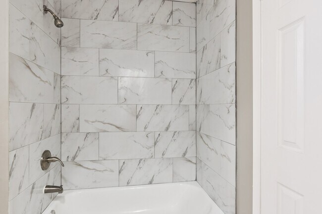 Building Photo - 1606 Oaks Dr