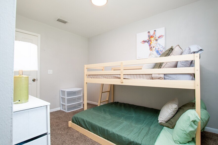 Building Photo - 2233 La Valle Dr