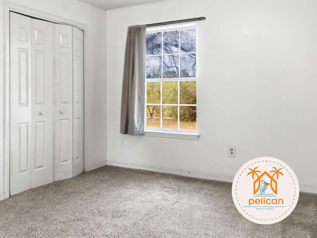 Building Photo - Bright townhome in the heart of Pensacola