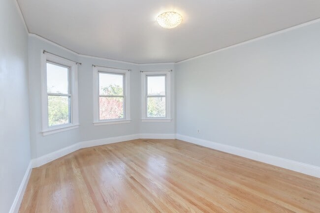 Building Photo - 3 Bed / 2 Bath Cayuga Terrace single family home with garage parking and private backyard. YouTub...