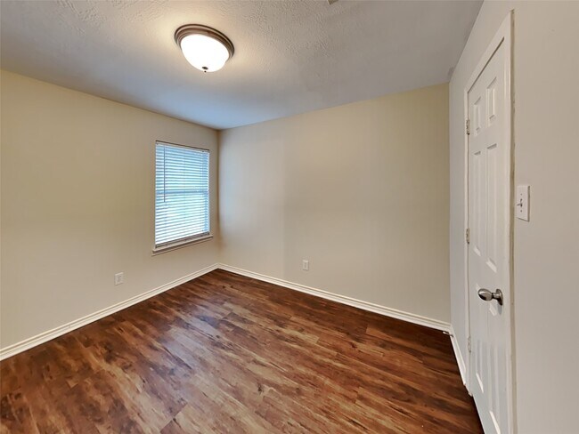 Building Photo - 2219 Shady Pine Dr