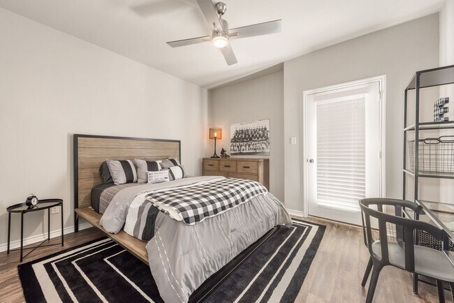 Building Photo - 4/4.5 in Pershing Pointe Townhomes! Availa...