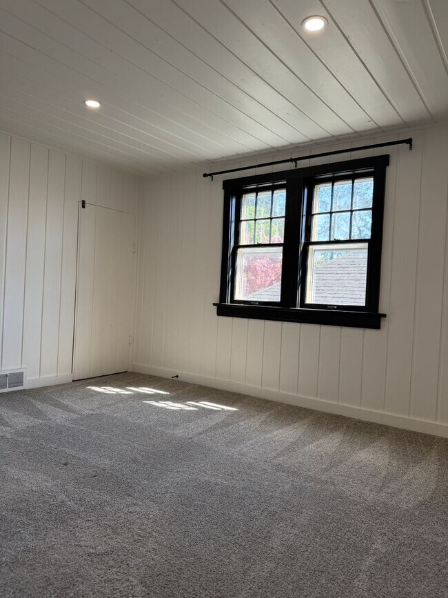 Building Photo - 5 Bedroom 3 Bathroom Southhill Home for Rent