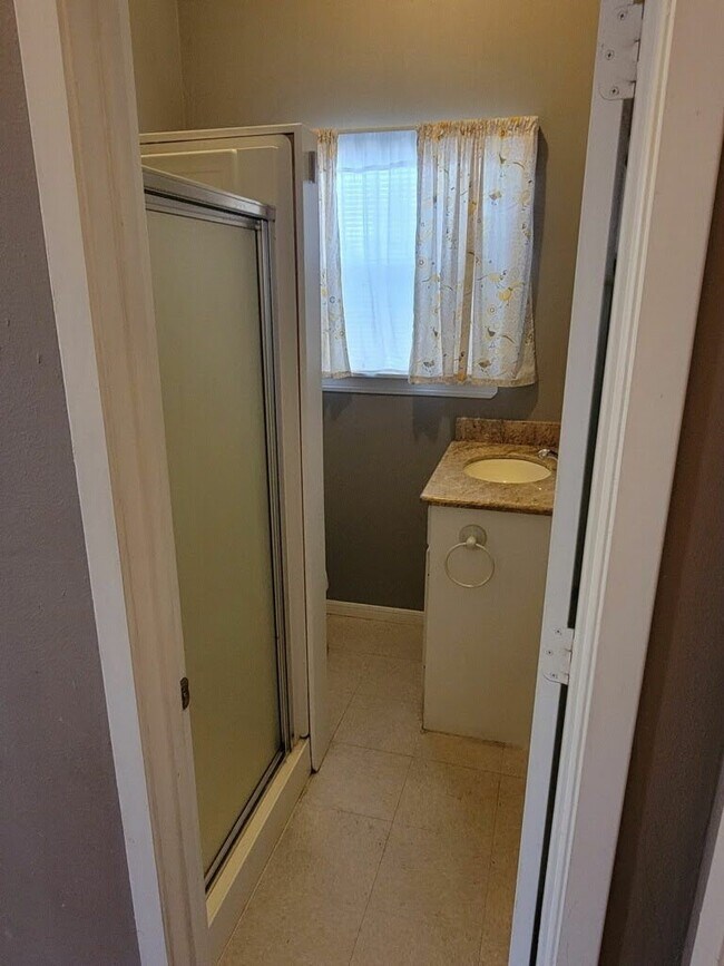 Building Photo - 1905 Chapman St