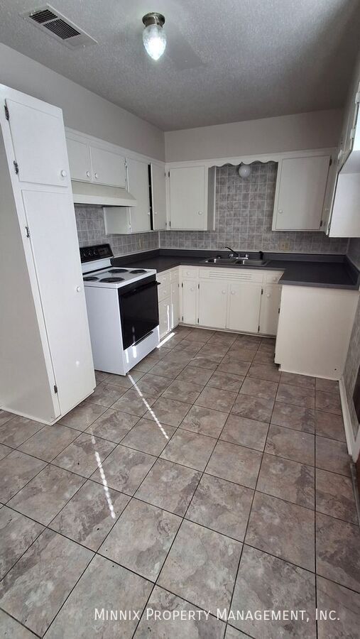 Building Photo - 4224 SW 2nd Ave