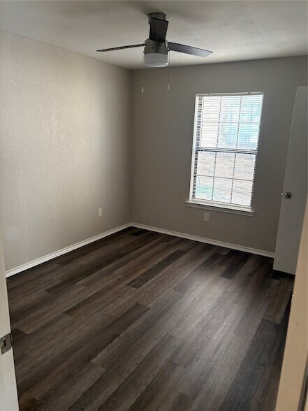 Building Photo - 1733 Crest Grove Dr