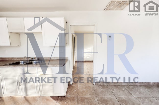 Building Photo - 1Bed/1Bath Apt at 16th St/Thomas Rd! NO CREDIT, NO BACKGROUND, NO RENTAL HISTORY CHECK!