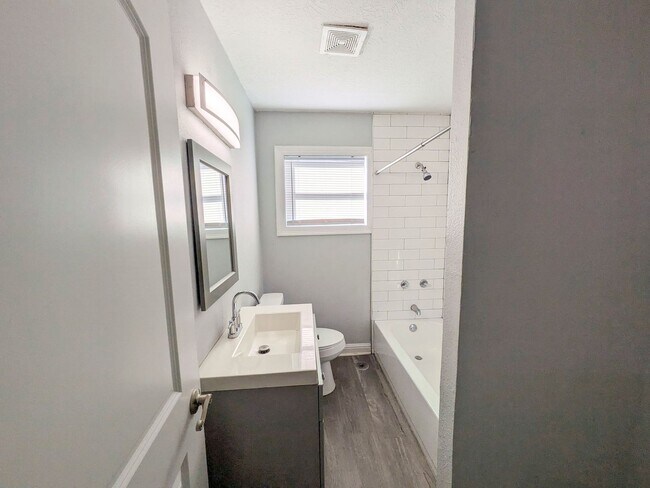 Building Photo - 5150 Parkview Dr