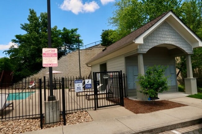 Building Photo - Cozy Studio Apartment in Vibrant Wedgewood...