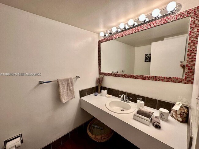 Building Photo - 900 Bay Dr