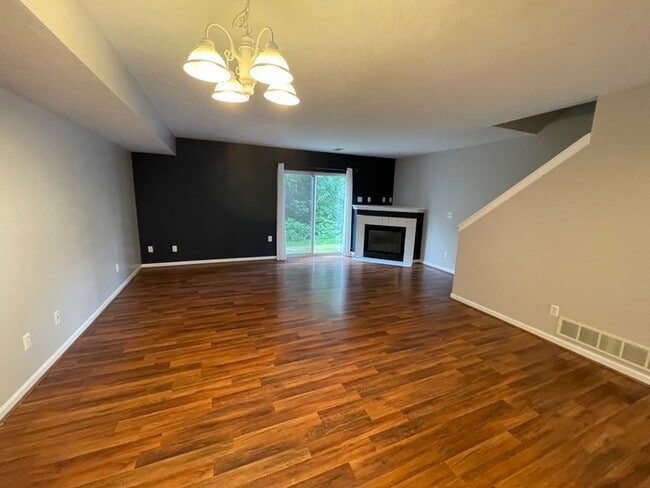 Building Photo - Lake Bella Vista Townhome Rockford