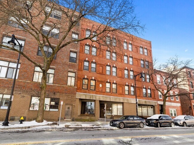 Building Photo - 386 Commercial St
