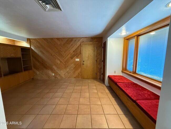 Building Photo - 2114 S La Rosa Dr