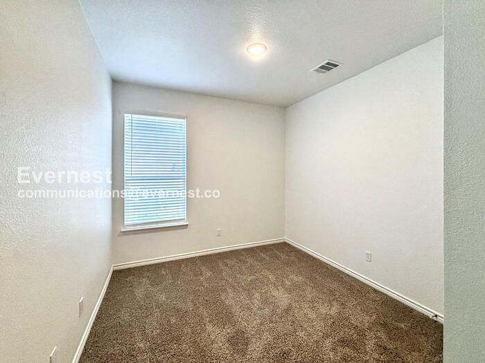 Building Photo - 2203 Hornbeam St