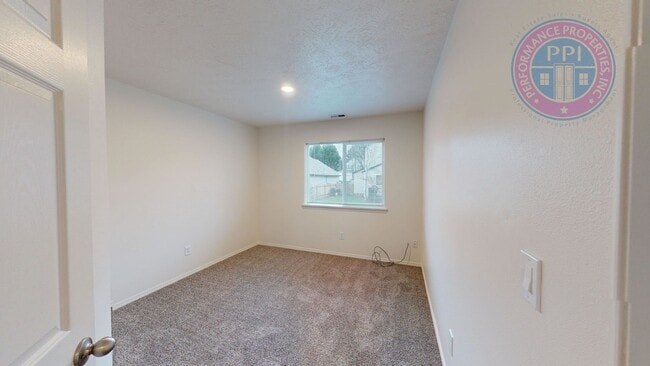 Building Photo - Two Level Cascadia Village Home with  Large Fenced Backyard ! Pet Welcome