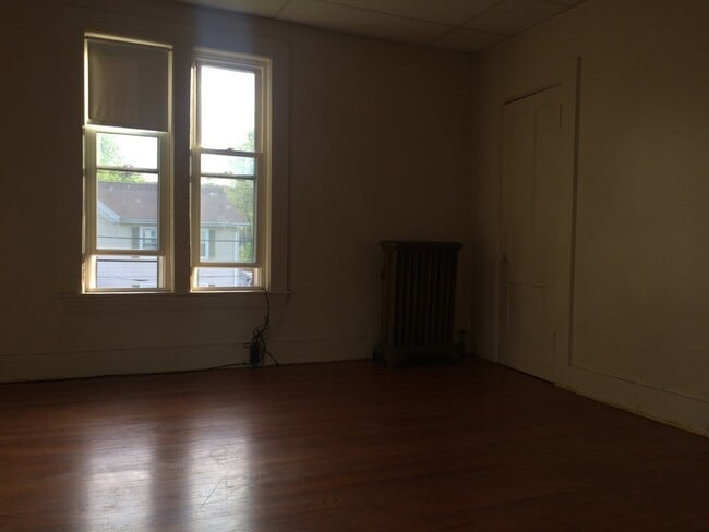 Building Photo - 1064 Park St