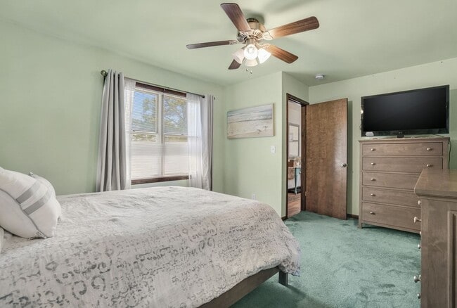 Building Photo - 5457 Warren St