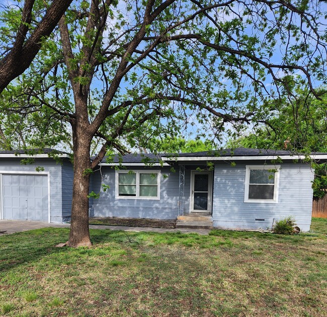 Building Photo - 417 Woodlawn Dr