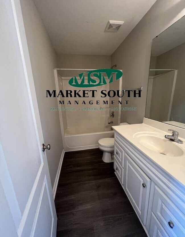 Building Photo - UPDATED RICE HOPE TOWNHOME