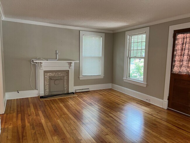 Building Photo - Historic Neighborhood - 3 BR / 1.5 BA