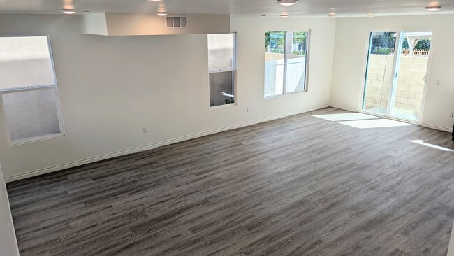 Building Photo - 15120 Logos Ct