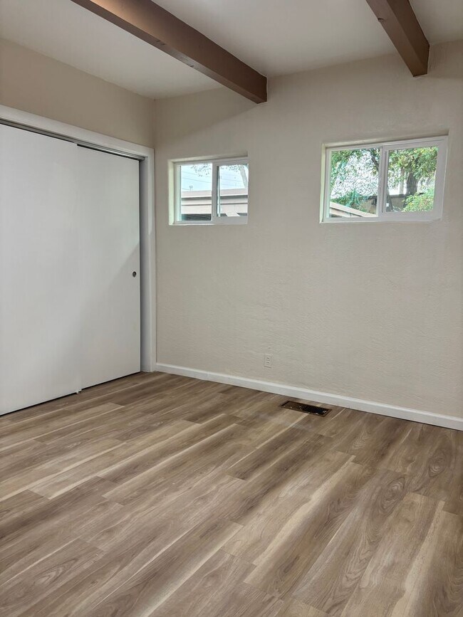 Building Photo - 1428 Vassar Dr NE