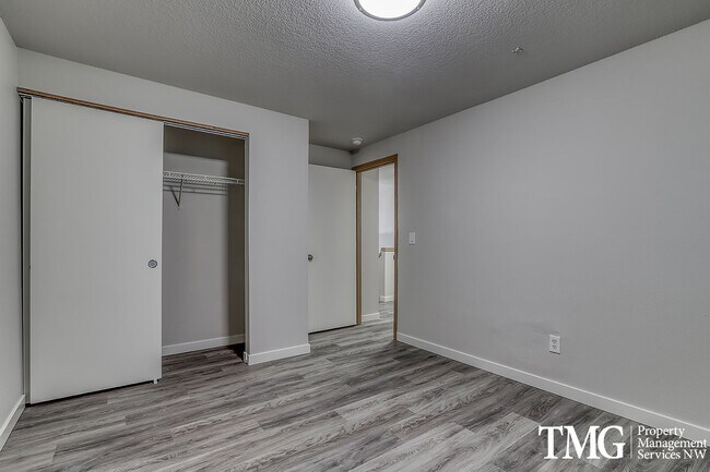 Building Photo - Spacious 4 Bedroom/2.5 Bath Hazell Dell Home!