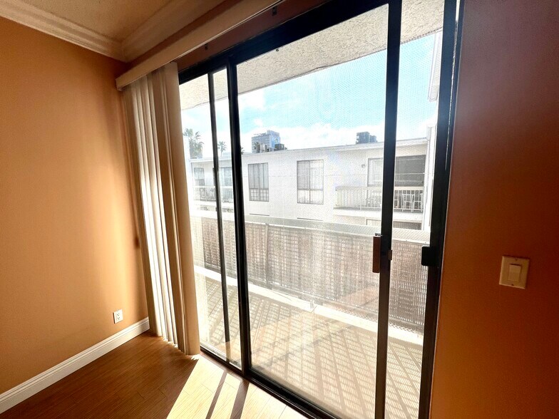 Building Photo - 533 S St Andrews Pl