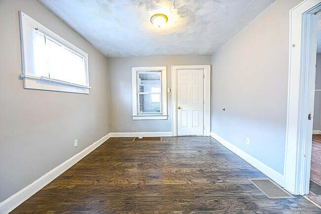 Building Photo - 1421 Shepard St