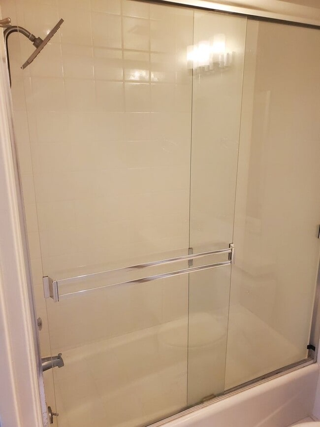 Building Photo - 2 BED + 2 1/2 BATH IN VENICE