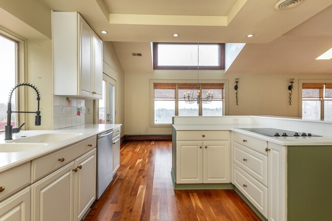 Building Photo - 411 Beach St