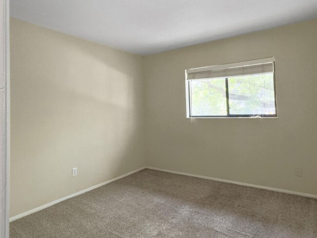 Building Photo - 2 BA/2 BR Condo in West Ashley