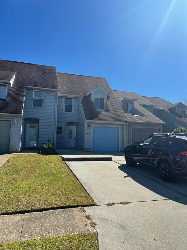 Building Photo - KEMPSVILLE LAKEFRONT TOWNHOUSE FOR RENT!