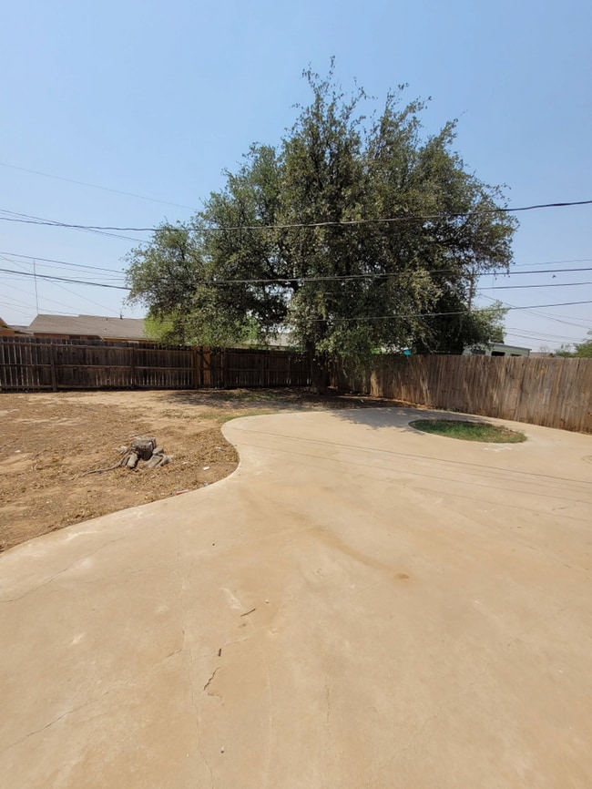Building Photo - 4 bed 1.5 bath move in ready