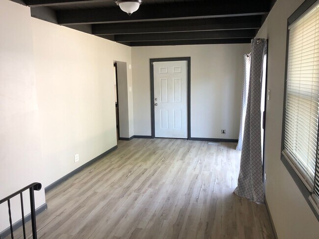 Building Photo - Fresh 3bed/2bath Home Close to Transportation Fenced Backyard