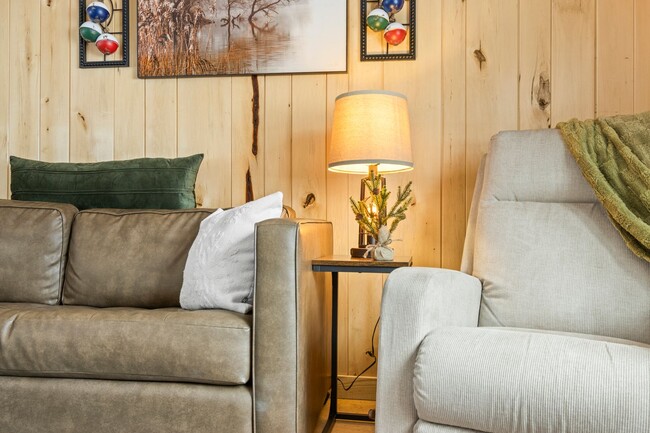 Building Photo - Fully Furnished 2-Bedroom Home Near Hodenp...