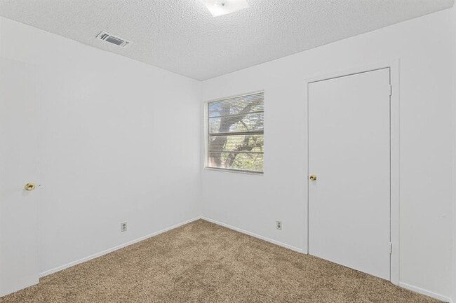 Building Photo - 302 Algerita Dr