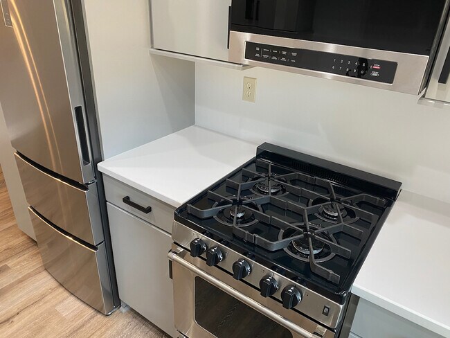 Building Photo - 14954 Moorpark St