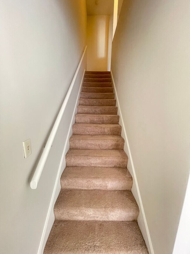 Building Photo - 1/1.5 Townhome in Gated Community! -- Appl...