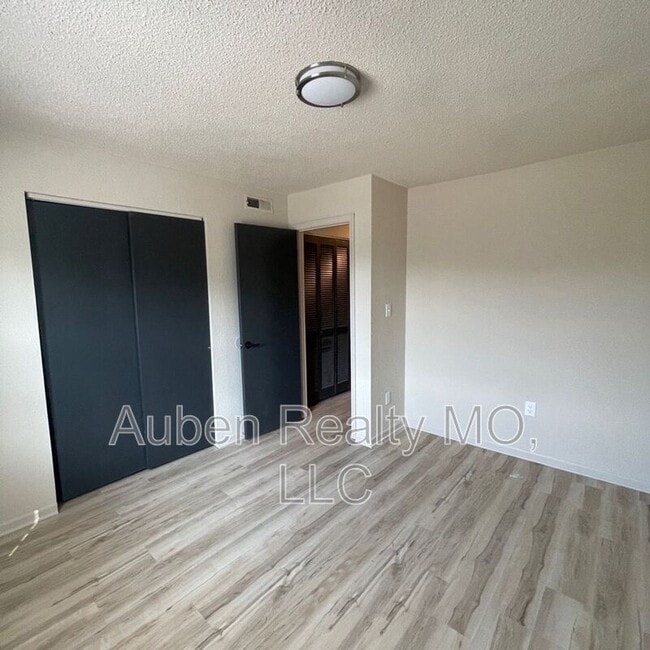 Building Photo - 3306 NW Mill Dr