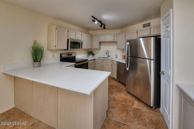 Building Photo - 6655 N Canyon Crest Dr