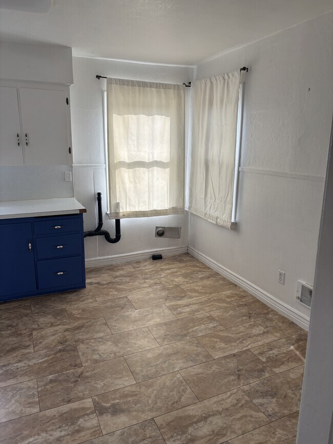 Building Photo - 394 Warren Ave