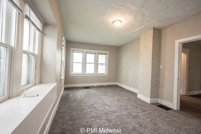 Building Photo - 130 N Gladstone Ave